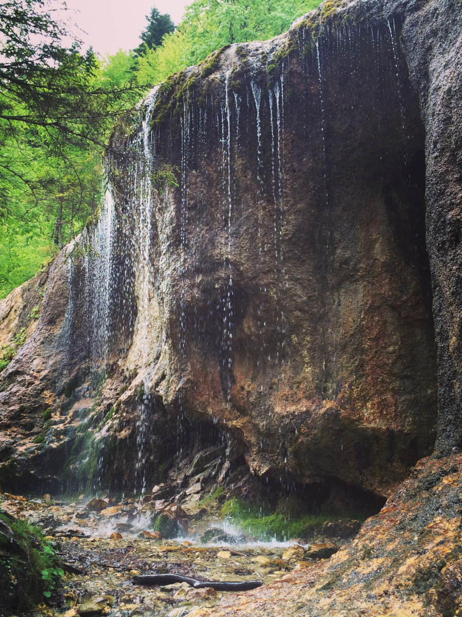 Cascada Urlătoare, obiectiv turistic lângă Casa Brădet